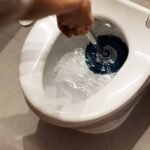 Kako otpušiti začepljenu WC šolju