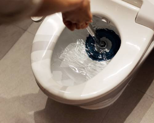 Kako otpušiti začepljenu WC šolju